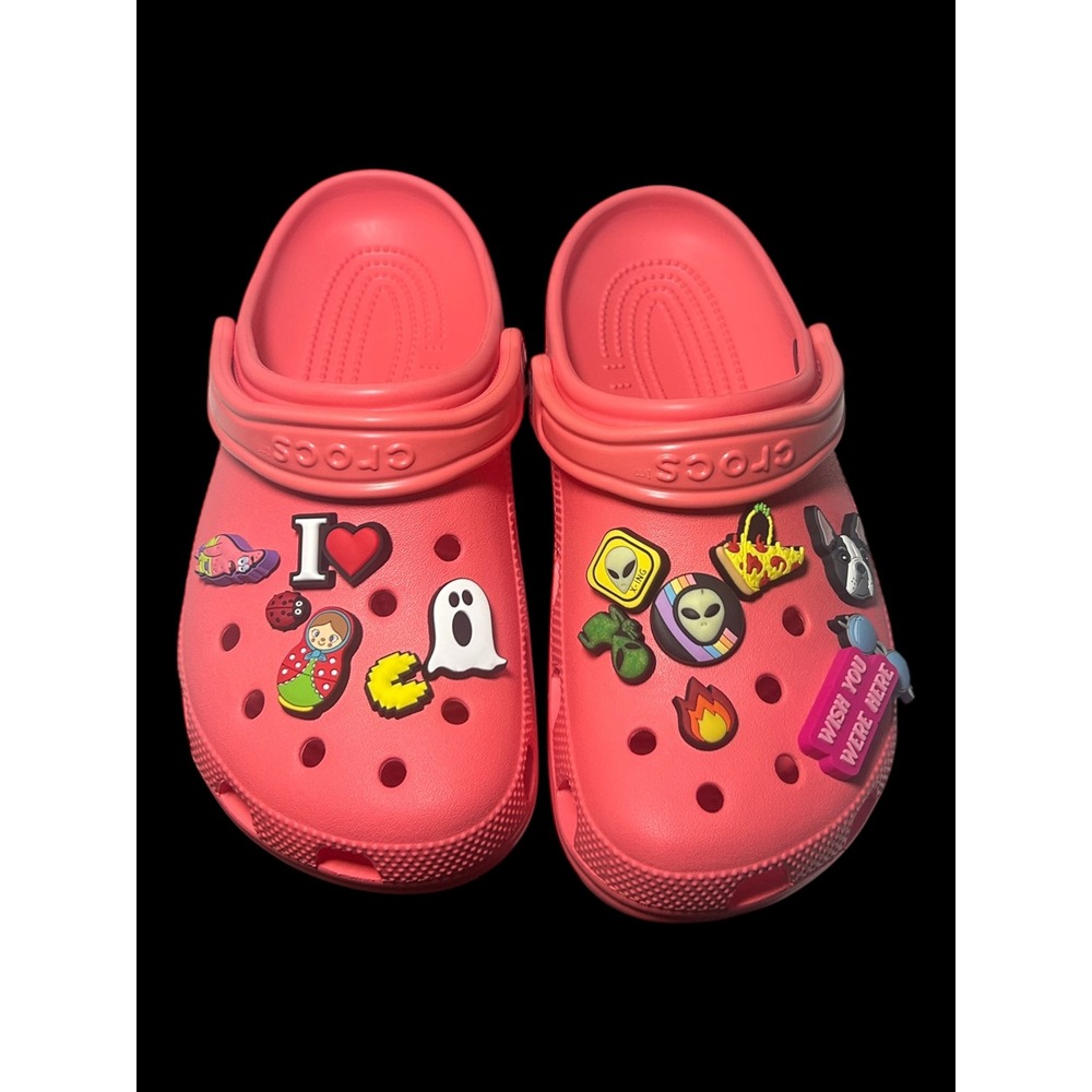 Crocs Classic Clogs Coral Pink Mens 6 Womens 8 with Assorted Jibbitz Charms